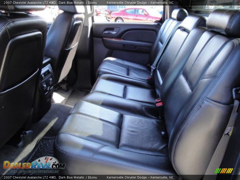 2007 Chevrolet Avalanche LTZ 4WD Dark Blue Metallic / Ebony Photo #18