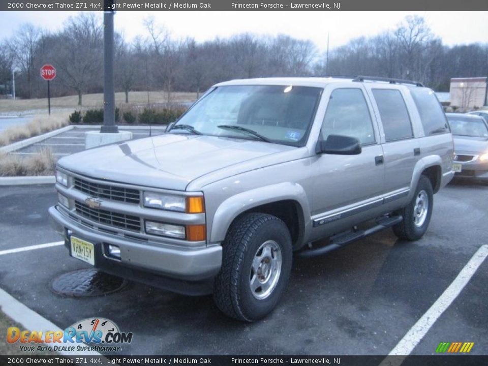 2000 Chevrolet Tahoe Z71 4x4 Light Pewter Metallic / Medium Oak Photo #2