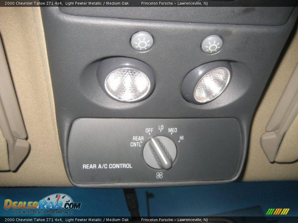 2000 Chevrolet Tahoe Z71 4x4 Light Pewter Metallic / Medium Oak Photo #15