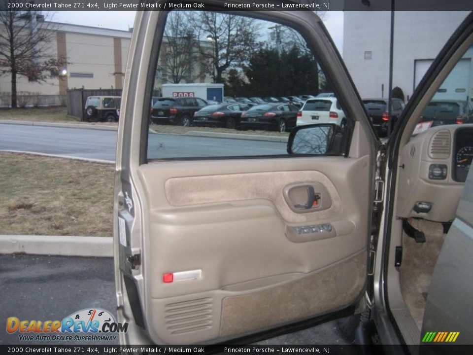 2000 Chevrolet Tahoe Z71 4x4 Light Pewter Metallic / Medium Oak Photo #16