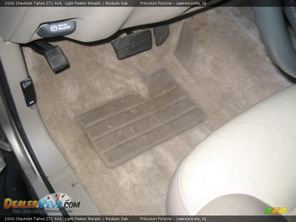 2000 Chevrolet Tahoe Z71 4x4 Light Pewter Metallic / Medium Oak Photo #19