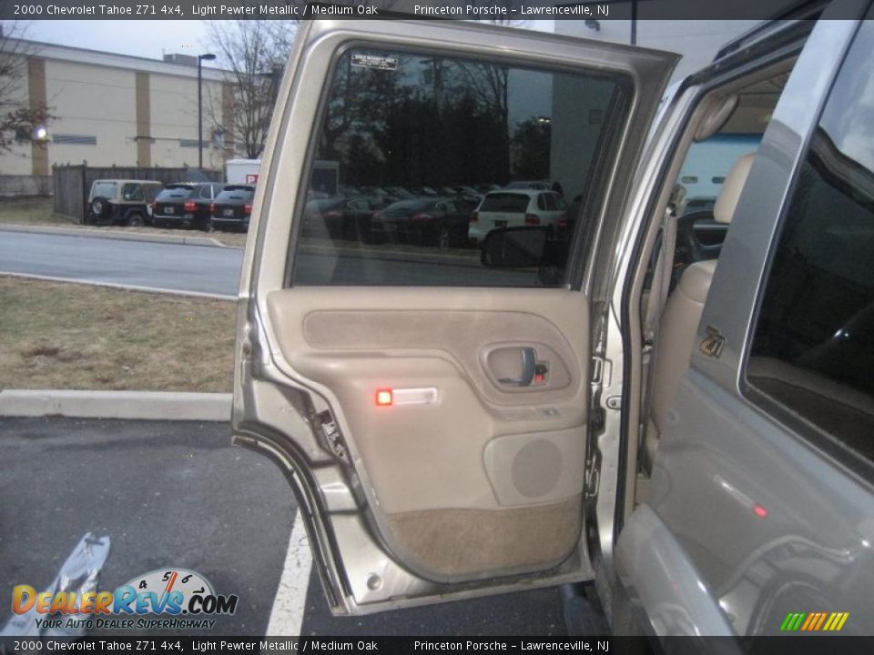 2000 Chevrolet Tahoe Z71 4x4 Light Pewter Metallic / Medium Oak Photo #22