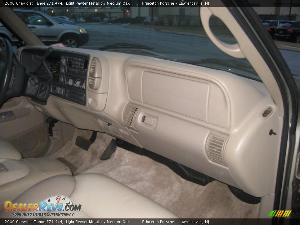2000 Chevrolet Tahoe Z71 4x4 Light Pewter Metallic / Medium Oak Photo #23