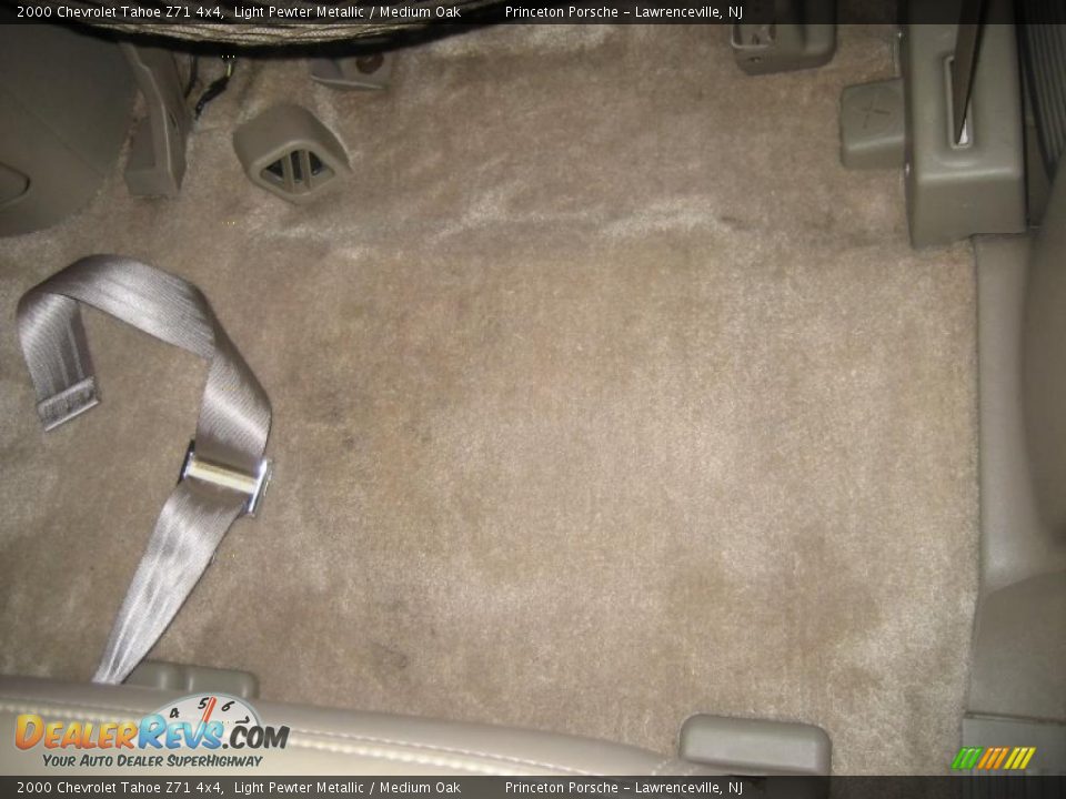 2000 Chevrolet Tahoe Z71 4x4 Light Pewter Metallic / Medium Oak Photo #31