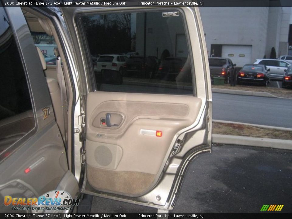 2000 Chevrolet Tahoe Z71 4x4 Light Pewter Metallic / Medium Oak Photo #32