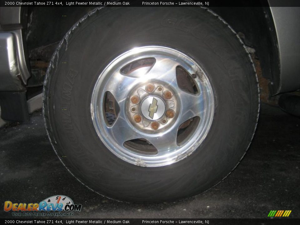 2000 Chevrolet Tahoe Z71 4x4 Light Pewter Metallic / Medium Oak Photo #35