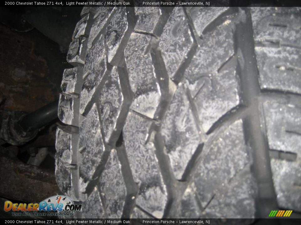 2000 Chevrolet Tahoe Z71 4x4 Light Pewter Metallic / Medium Oak Photo #36