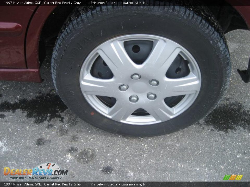1997 Nissan Altima GXE Garnet Red Pearl / Gray Photo #17