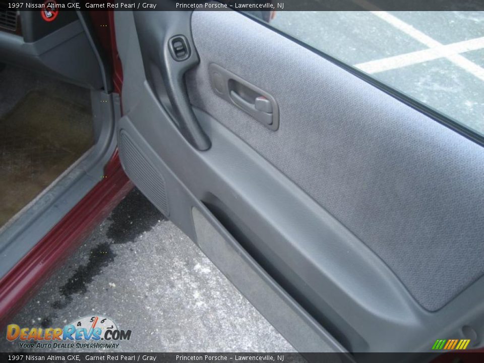 1997 Nissan Altima GXE Garnet Red Pearl / Gray Photo #33