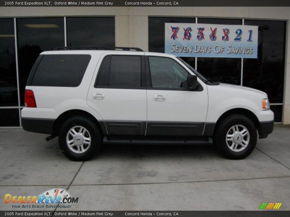 2005 Ford Expedition XLT Oxford White / Medium Flint Grey Photo #2