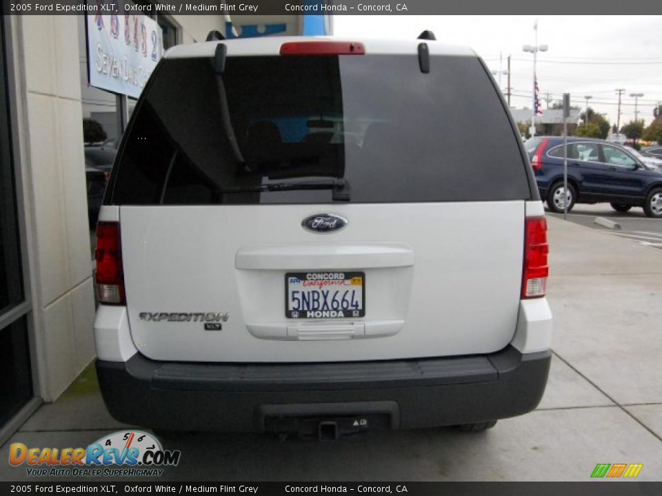 2005 Ford Expedition XLT Oxford White / Medium Flint Grey Photo #4