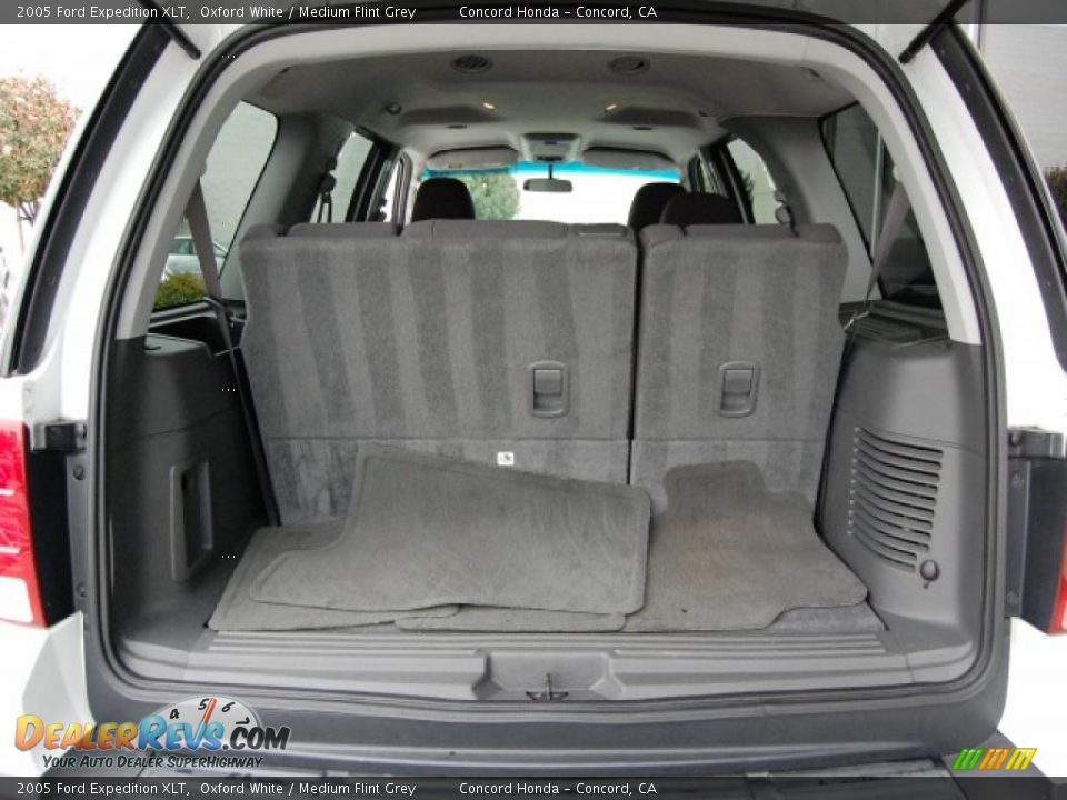 2005 Ford Expedition XLT Oxford White / Medium Flint Grey Photo #10