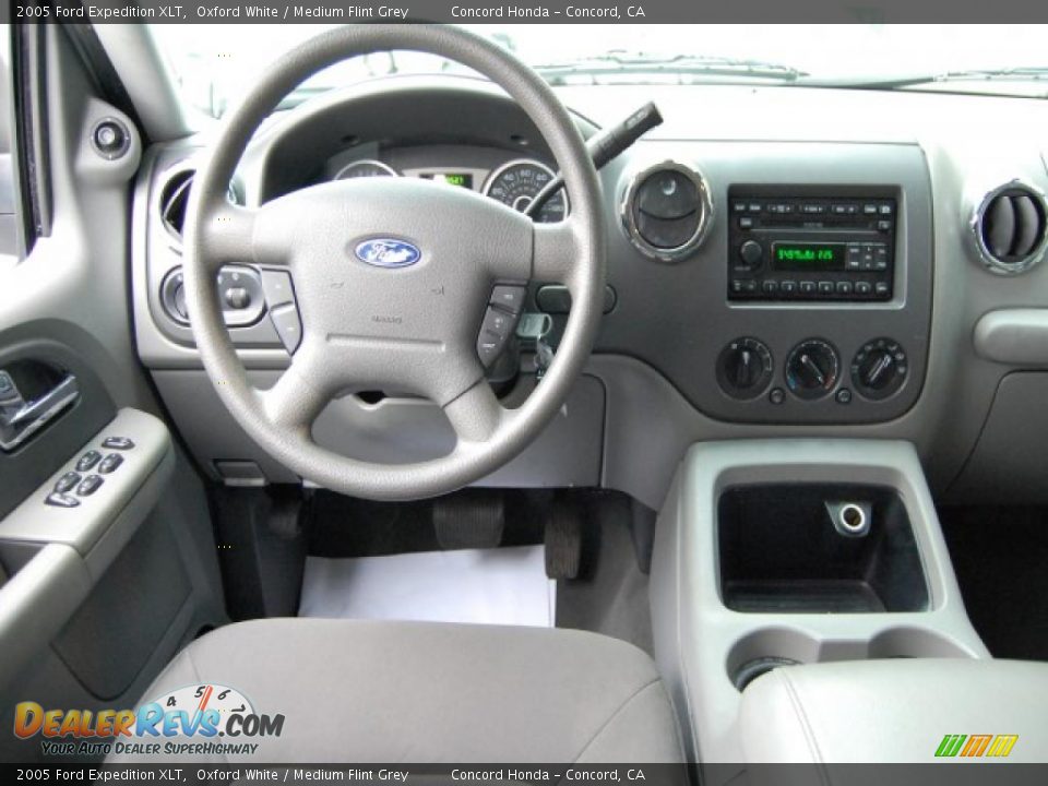 2005 Ford Expedition XLT Oxford White / Medium Flint Grey Photo #12