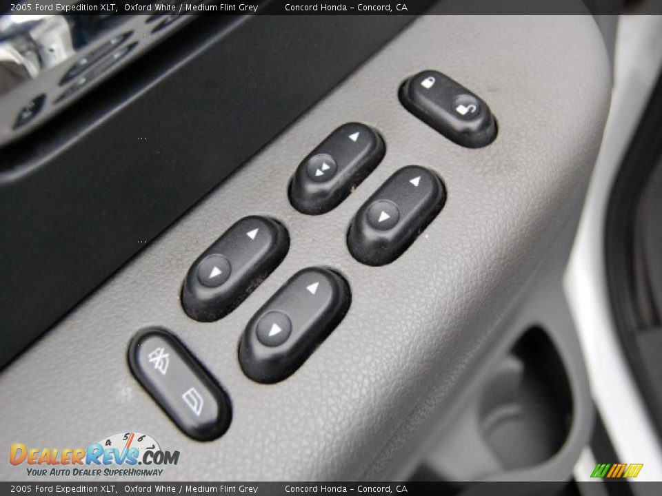 2005 Ford Expedition XLT Oxford White / Medium Flint Grey Photo #18
