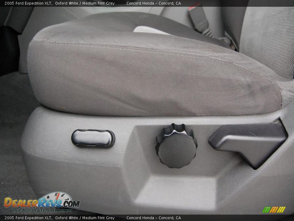 2005 Ford Expedition XLT Oxford White / Medium Flint Grey Photo #19
