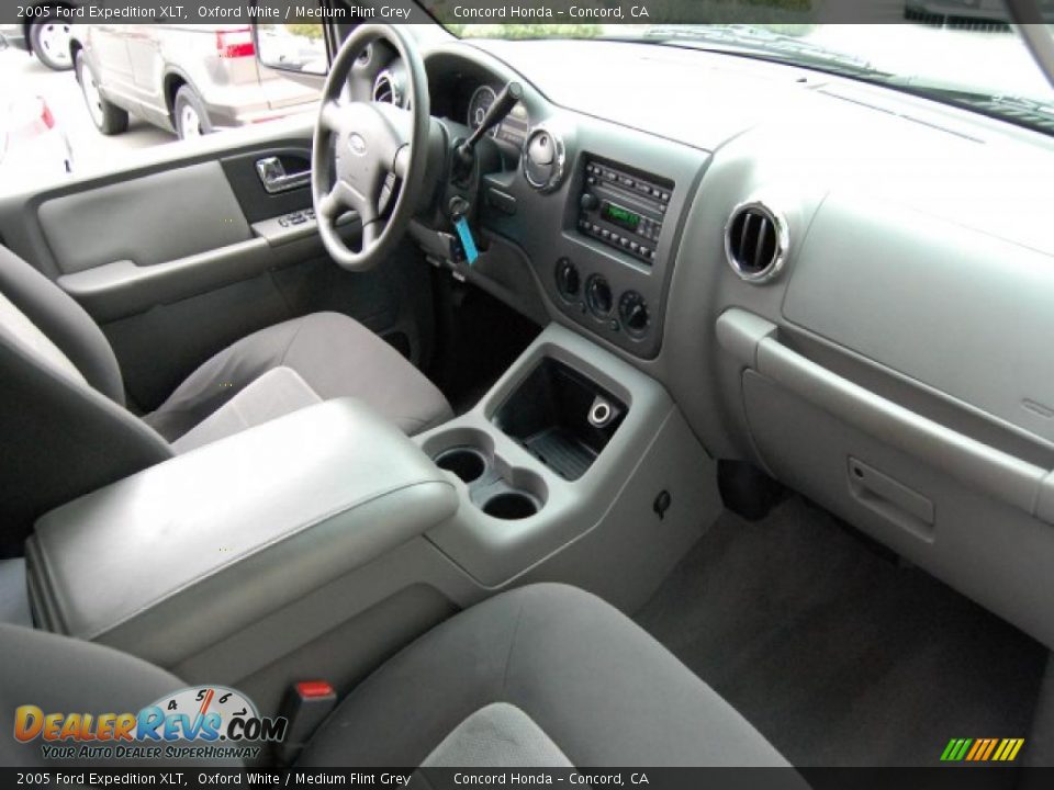 2005 Ford Expedition XLT Oxford White / Medium Flint Grey Photo #24