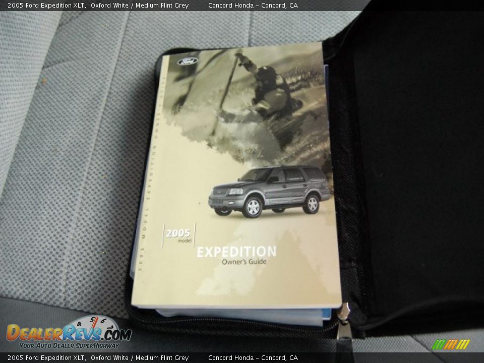 2005 Ford Expedition XLT Oxford White / Medium Flint Grey Photo #25