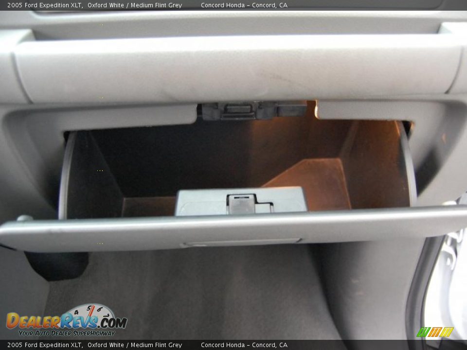 2005 Ford Expedition XLT Oxford White / Medium Flint Grey Photo #26