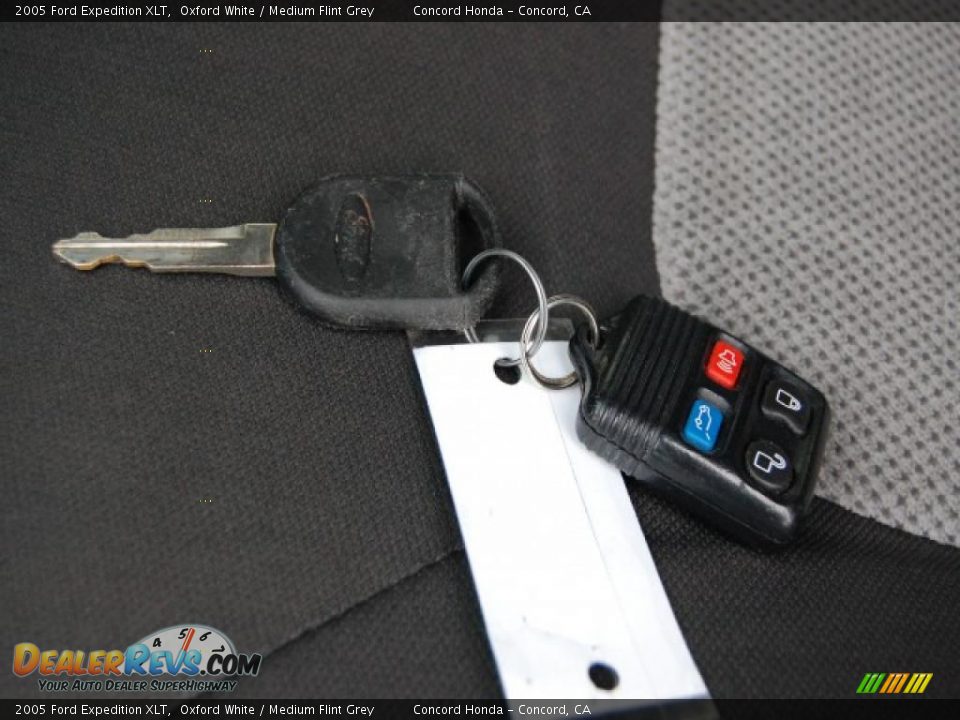 2005 Ford Expedition XLT Oxford White / Medium Flint Grey Photo #28