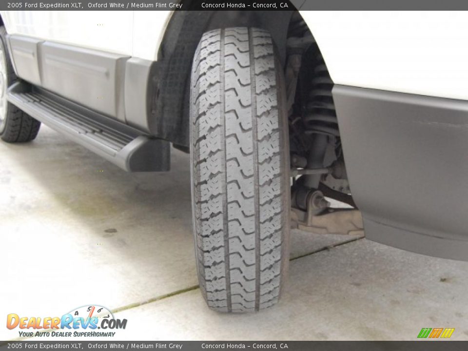 2005 Ford Expedition XLT Oxford White / Medium Flint Grey Photo #29