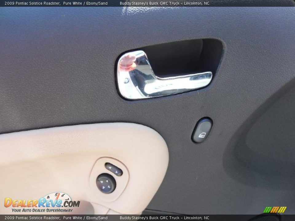 2009 Pontiac Solstice Roadster Pure White / Ebony/Sand Photo #10