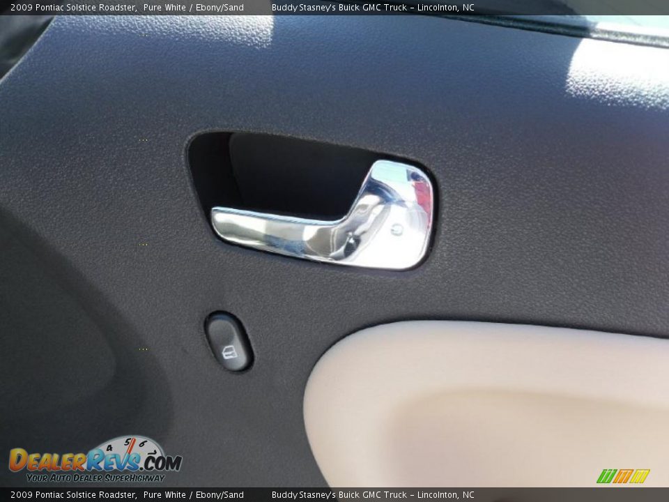 2009 Pontiac Solstice Roadster Pure White / Ebony/Sand Photo #19