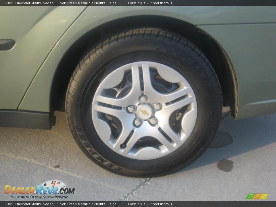 2005 Chevrolet Malibu Sedan Silver Green Metallic / Neutral Beige Photo #12