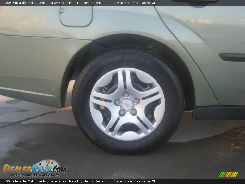 2005 Chevrolet Malibu Sedan Silver Green Metallic / Neutral Beige Photo #15