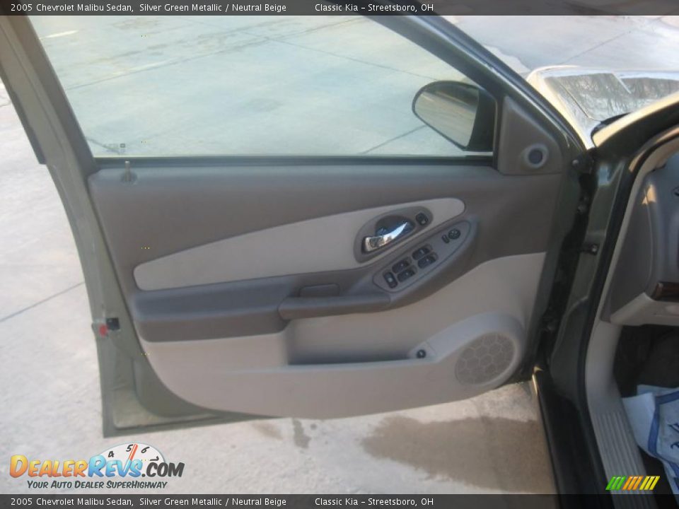2005 Chevrolet Malibu Sedan Silver Green Metallic / Neutral Beige Photo #22