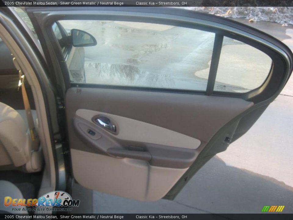 2005 Chevrolet Malibu Sedan Silver Green Metallic / Neutral Beige Photo #24