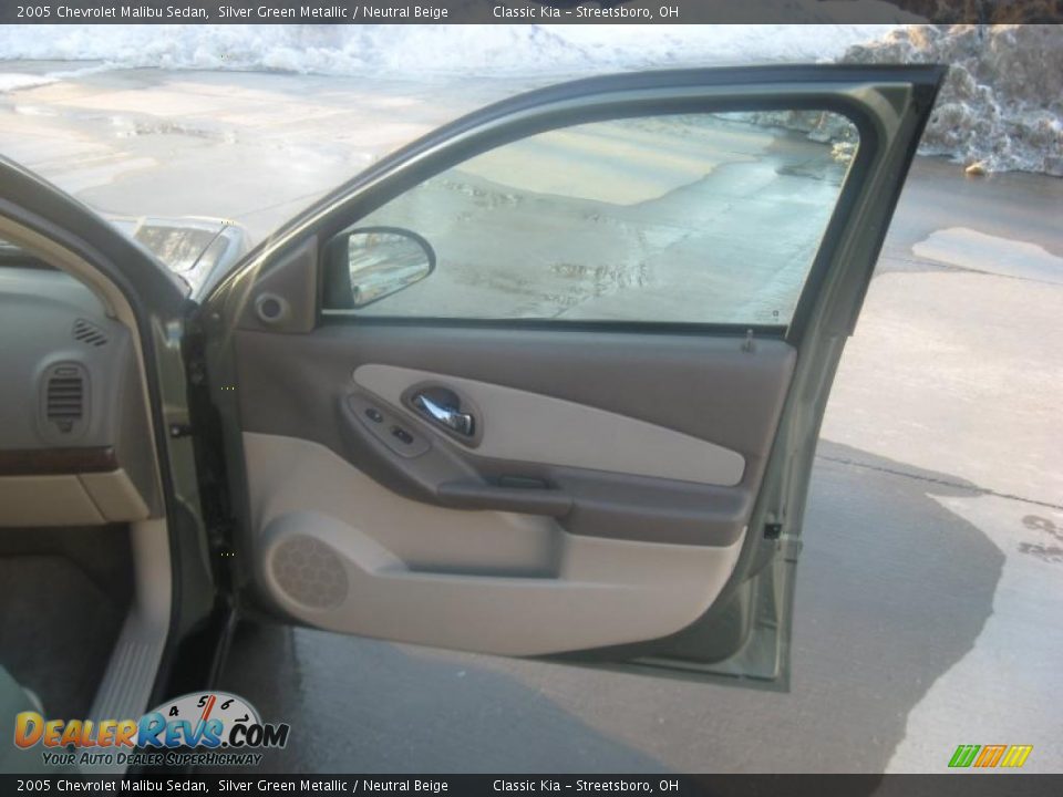 2005 Chevrolet Malibu Sedan Silver Green Metallic / Neutral Beige Photo #25