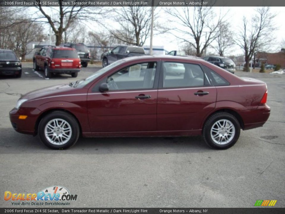 2006 Ford Focus ZX4 SE Sedan Dark Toreador Red Metallic / Dark Flint/Light Flint Photo #11