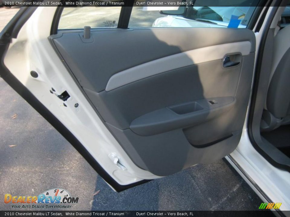 2010 Chevrolet Malibu LT Sedan White Diamond Tricoat / Titanium Photo #6