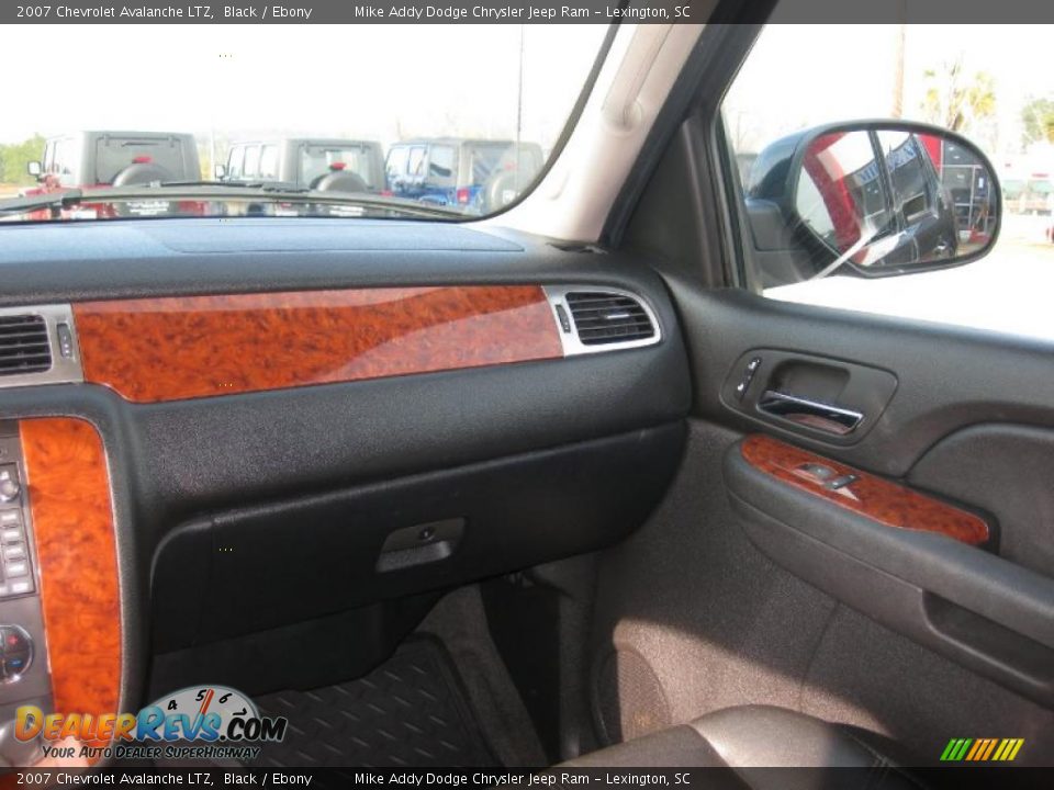 2007 Chevrolet Avalanche LTZ Black / Ebony Photo #17