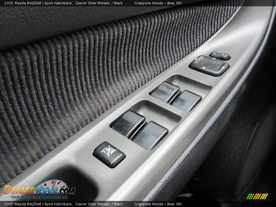 2005 Mazda MAZDA6 i Sport Hatchback Glacier Silver Metallic / Black Photo #11