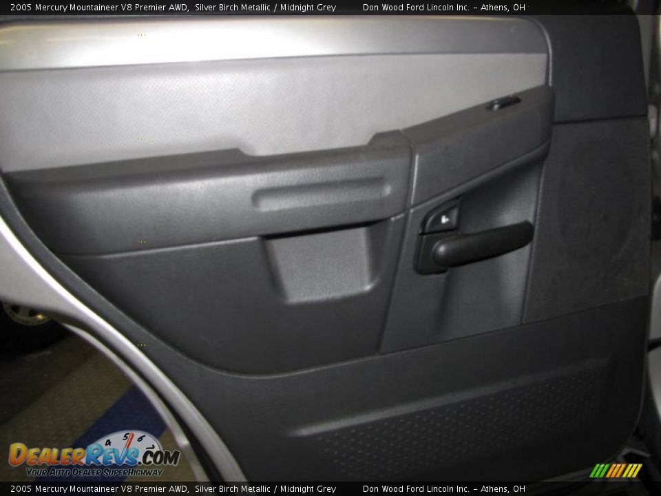 2005 Mercury Mountaineer V8 Premier AWD Silver Birch Metallic / Midnight Grey Photo #17