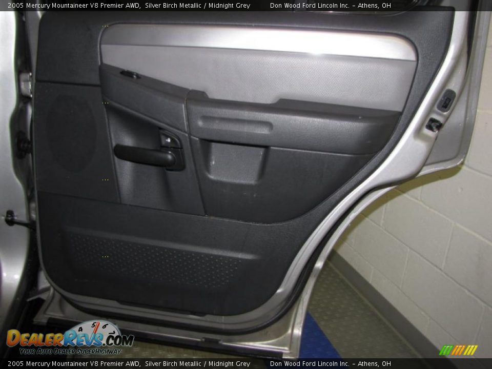 2005 Mercury Mountaineer V8 Premier AWD Silver Birch Metallic / Midnight Grey Photo #18