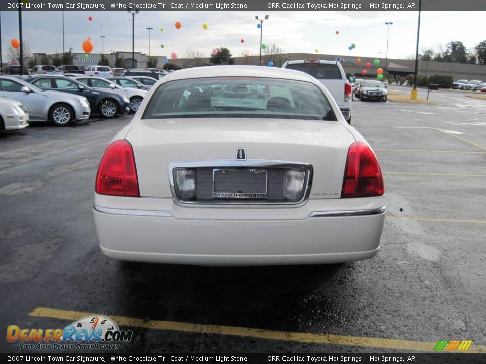 2007 Lincoln Town Car Signature White Chocolate Tri-Coat / Medium Light Stone Photo #5