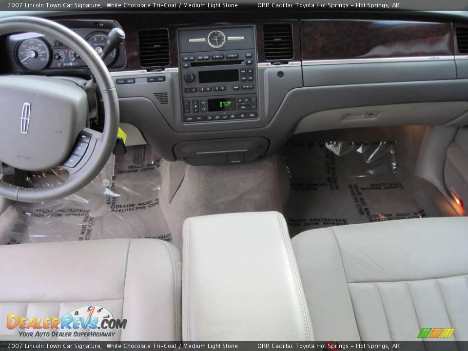 2007 Lincoln Town Car Signature White Chocolate Tri-Coat / Medium Light Stone Photo #6