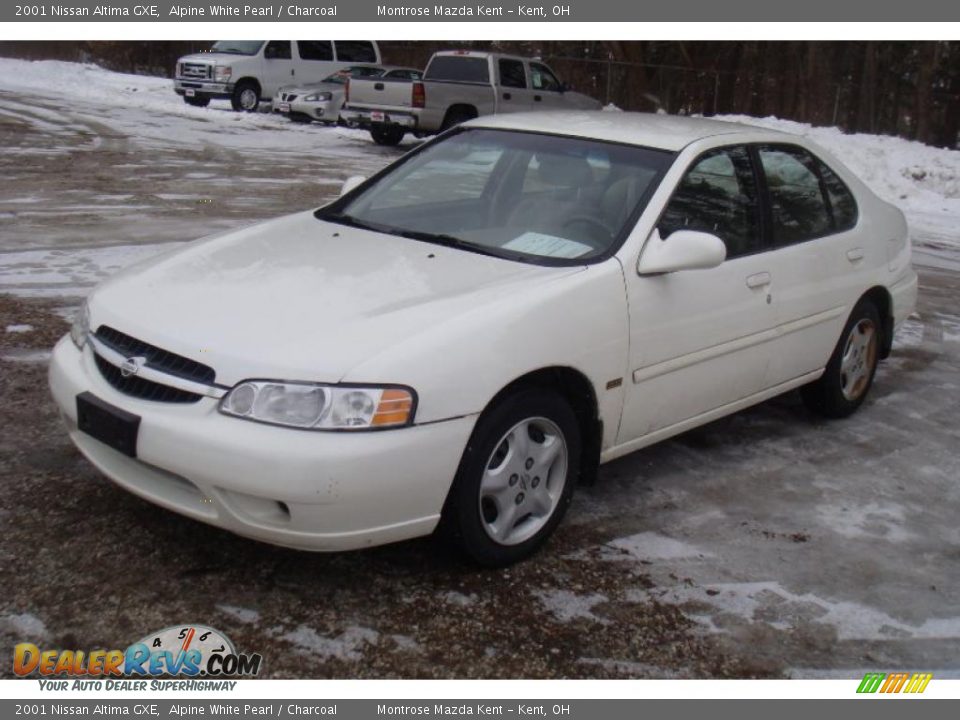 2001 Nissan Altima GXE Alpine White Pearl / Charcoal Photo #3