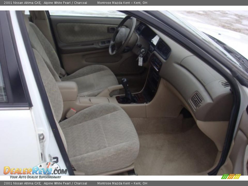 2001 Nissan Altima GXE Alpine White Pearl / Charcoal Photo #8