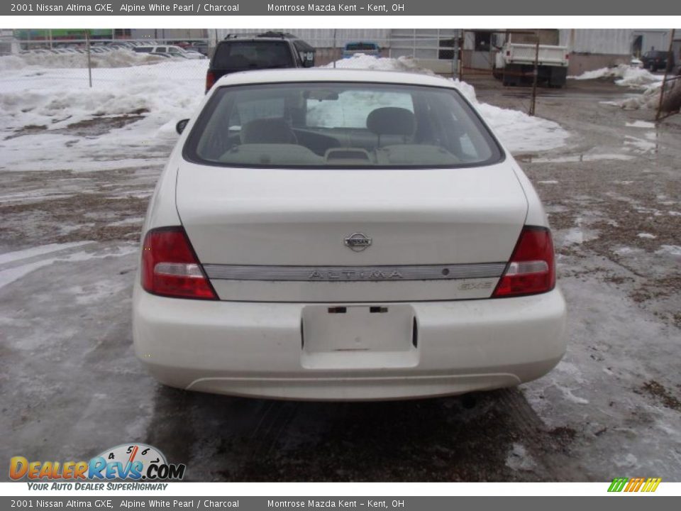2001 Nissan Altima GXE Alpine White Pearl / Charcoal Photo #12
