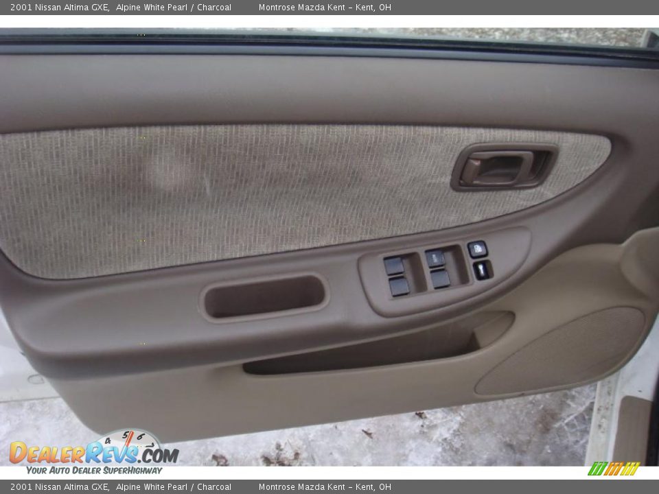 2001 Nissan Altima GXE Alpine White Pearl / Charcoal Photo #13