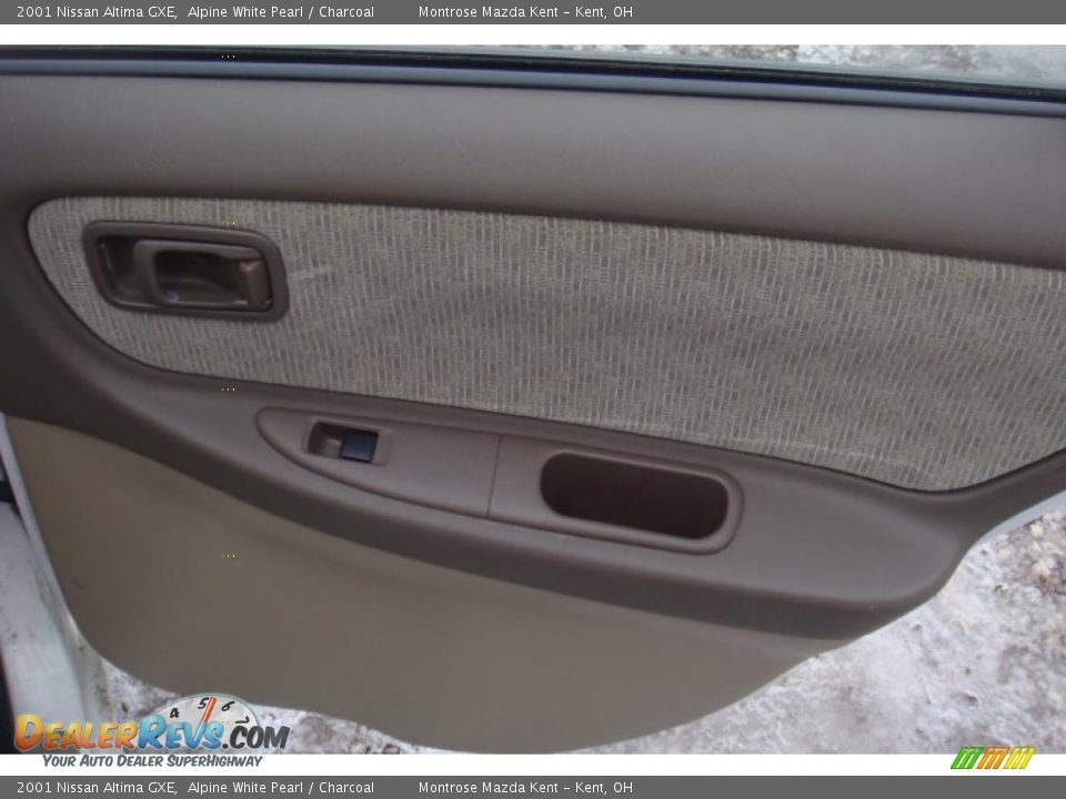 2001 Nissan Altima GXE Alpine White Pearl / Charcoal Photo #14