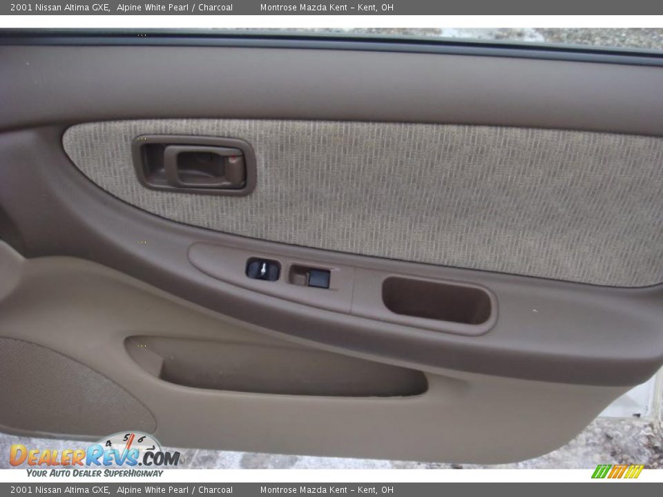 2001 Nissan Altima GXE Alpine White Pearl / Charcoal Photo #15