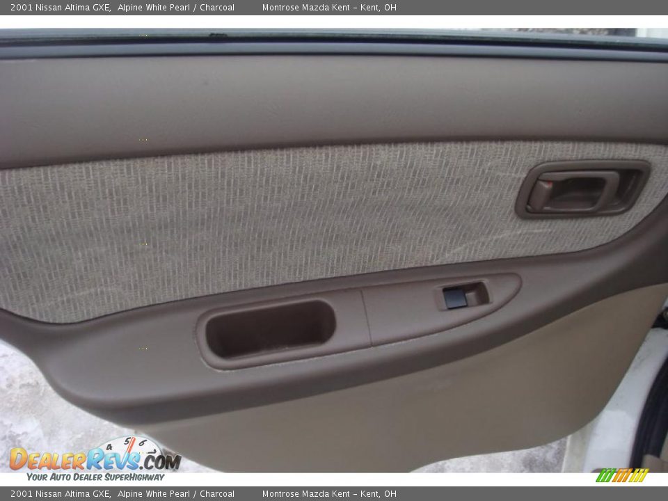 2001 Nissan Altima GXE Alpine White Pearl / Charcoal Photo #16