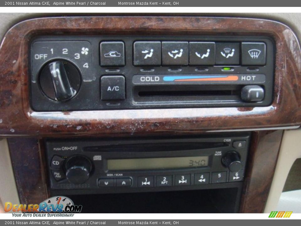2001 Nissan Altima GXE Alpine White Pearl / Charcoal Photo #17