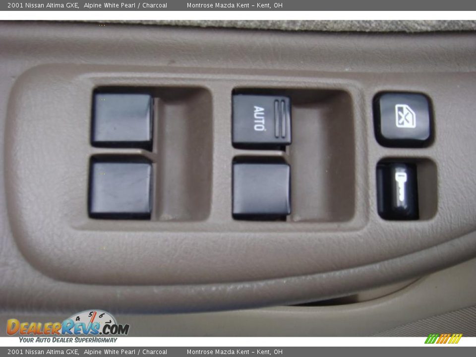 2001 Nissan Altima GXE Alpine White Pearl / Charcoal Photo #20