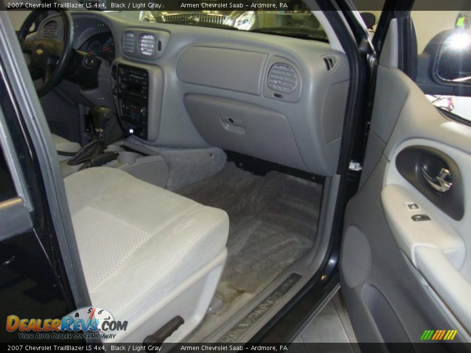 2007 Chevrolet TrailBlazer LS 4x4 Black / Light Gray Photo #16