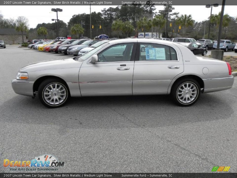 2007 Lincoln Town Car Signature Silver Birch Metallic / Medium Light Stone Photo #2